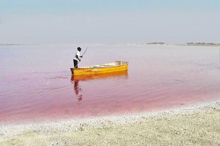 Partez à la découverte du fascinant lac Retba